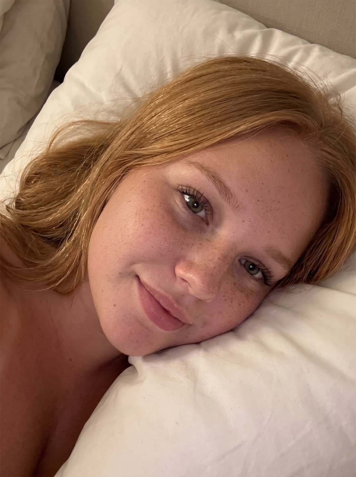Flirty Home Selfies: Closeface Bed Hila (Brooke)