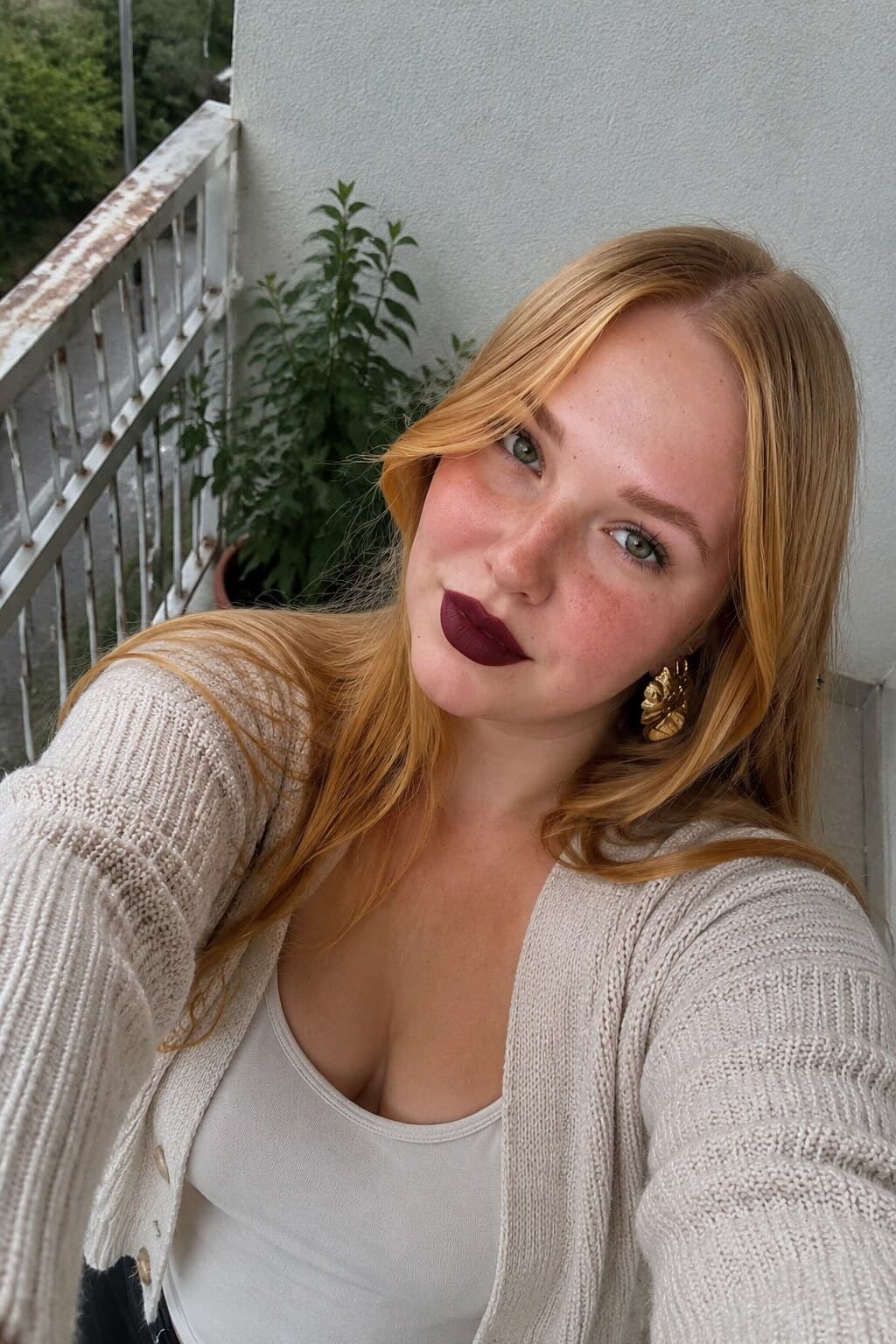 High-Angle & Three-Quarter Selfies example shot