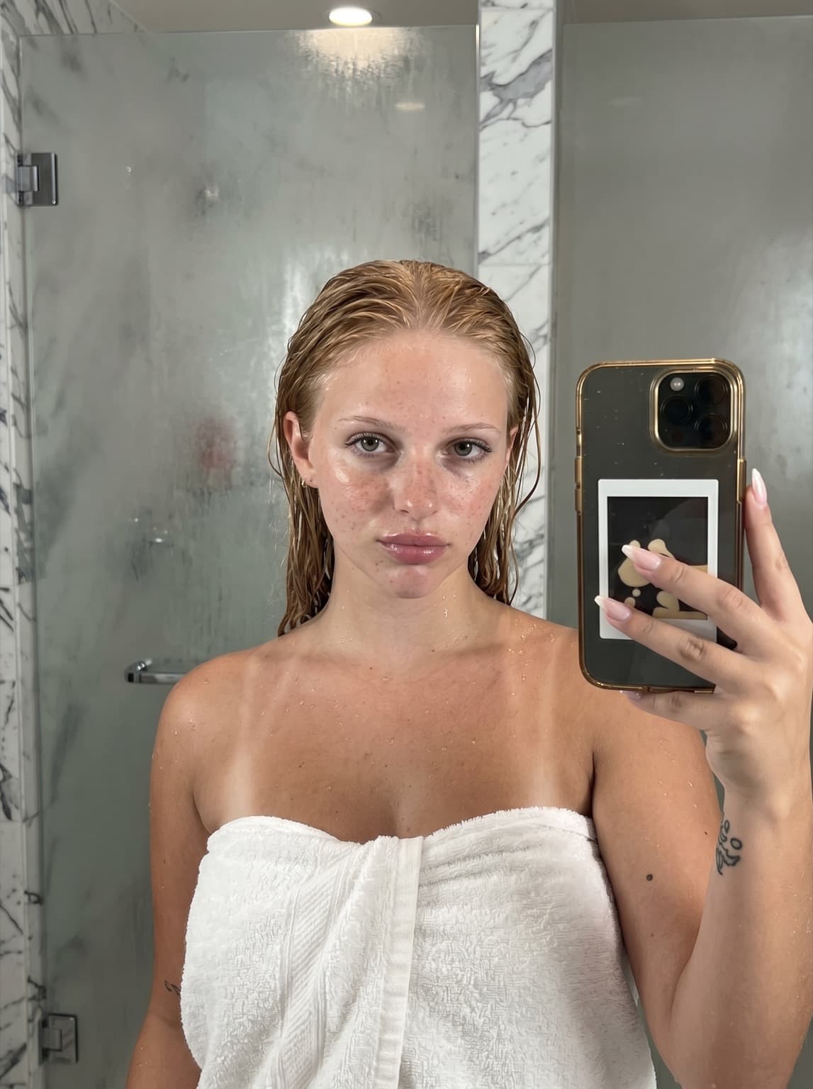 Bathroom & After-Shower: Fresh Shower Wethair Dana (Emma)